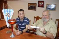 Adrian Rudawski (z lewej) i Janusz Szczupak rozlosowali półfinałowe paru wojewódzkiego Pucharu Polski (fot. podkarpackizpn.pl)