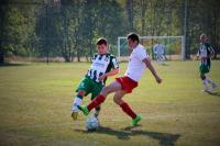 W meczu Wisłoki Dębica (biało-zielone stroje) z KS Wiązownica padł wynik 1-1 (fot. Natalia Styś / archiwum)