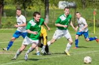 Cosmos Nowotaniec (zielono-białe stroje) pokonał Jedność Niechobrz 3-1. Na pierwszym planie strzelec dwóch goli Andrij Małyk (fot. Krzysztof Lubomski / archiwum)