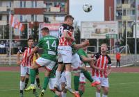 Resovia (biało-czerwone stroje) tylko zremisowała z Lewartem Lubartów (fot. archiwum)