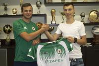 Patryk Zieliński na zdjęciu z prawej. Obok dyrektor sportowy Izolatora Boguchwała Paweł Kulik (fot. zksizolator.eu)