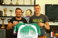 Ołeksandr Tarasenko (z lewej) i dyrektor sportowy Izolatora Boguchwała Paweł Kulik (fot. zksizolator.eu)