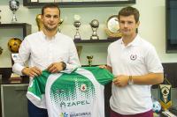 Marek Fundakowski (z prawej) oraz dyrektor sportowy Izolatora Boguchwała Paweł Kulik (fot. zksizolator.eu)