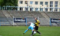 Mateusz Dopart z żółtym stroje (fot. czarnitrzesn.futbolowo.pl)