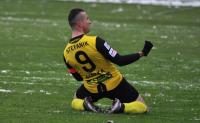 Gol Marcina Stefanika w 82. minucie meczu Olimpia Zambrów - Siarka Tarnobrzeg zapewnił wygraną drużynie gości (fot. archiwum)