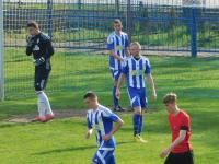 Stal Gorzyce (na biało-niebiesko) nadal jest w strefie spadkowej, ale ma szansę na utrzymanie (fot. facebook.com/Stal-Gorzyce-424736697681420/)