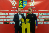 Eryk Galara (na zdjeciu z prawej) został nowym zawodnkiem Siarki Tarnobrzeg (fot. siarka-tarnobrzeg.pl)