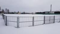 Murawa stadionu w Boguchwale wygląda bardziej jak stok narciarski niż jak boisko do piłki nożnej, ale organizatorzy mają w planie wielkie odśnieżanie i liczą, że w sobotę uda się zagrać (fot. zksizolator.eu)