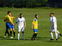 Sokół Kamień (żółto-niebieskie stroje) pokonał liderujące rezerwy Siarki (fot. archiwum)