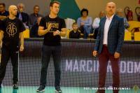 Marcin Radomski (z prawej) cieszy się z pracy w Mieście Szkła Krosno. (fot. Dariusz Błażejowski)