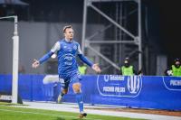 Adrian Paluchowski porozmawiał z Szymonem Janczykiem przed meczem z Lechem Poznań (fot. Stal Mielec)