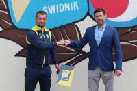 Łukasz Mierzejewski (na zdjęciu z lewej) przedłużył umowę z Avią Świdnik (fot. Avia Świdnik)