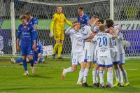 PGE Stal Mielec (białe stroje) wygrała niezwykle ważny mecz z Podbeskidziem Bielsko-Biała (fot. Radosław Kuśmierz)