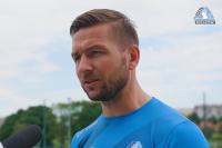 Daniel Myśliwiec przed meczem z Hutnikiem Kraków skupia się na grze swojej drużyny. (fot. youtube)