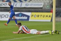 Resovia (biało-czerwone stroje) zremisowała z Puszczą Niepołomice (fot. cwks-resovia.pl / archiwum)