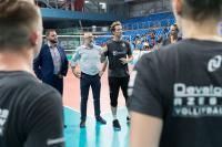Marek Pieniążek oraz Stephan Antiga będą odpowiadać na pytania dziennikarzy. (fot. Developres Rzeszów)