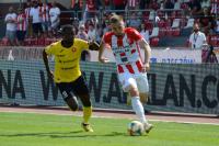 Resovia (biało-czerwone stroje) już w ten weekend zmierzy się z Widzewem Łódź (fot. resoviacy.pl)