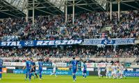 Trybuny podczas 88. Derbów Rzeszowa znowu się zapełnią. Organizatorzy celują w nawet 10 tysięcy kibiców na trybunach! (fot. Krzysztof Krupa / Stal Rzeszów)