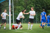 Sokół Sieniawa (niebieskie stroje) zremisował z Podlasiem Biała Podlaska 1-1 (fot. Karolina Hołownia)