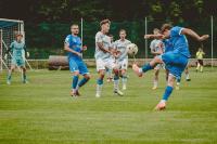 Sokół Sieiawa (niebieskie stroje) uległ Stali II Rzeszów 0-1 w sparingu (fot. facebook.com / Sokół Sieniawa)