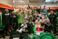 Stal Stalowa Wola wreszcie wygrała poza domem. Po wyjazdowej wygranej ze Skrą Częstochowa podkarpaccy piłkarze nie kryli radości (fot. facebook.com/stalpsa)
