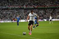 Legia Warszawa (biało-czarne stroje) wygrała z Ruchem Chorzów 1-0 (fot. Kamila Bik / archiwum)