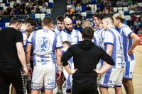 Szczypiorniści Handball Stal Mielec (biało-niebieskie stroje) przegrali z Olimpią Piekary Śląskie po rutach karnych (fot. Handball Stal Mielec)