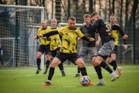 Wieczysta Kraków (żółto-czarne stroje) wygrała z Rekordem Bielsko-Biała w sparingu (fot. @Chachlowska / Wieczysta Kraków)
