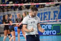 Siatkarki Stali Mielec wywalczyły utrzymanie w Tauron Lidze. Trener Mateusz Grabda ma powody do radości (fot. ITA TOOLS Stal Mielec)