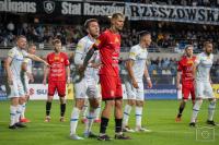 Resovia (czerwone stroje) zmierzy się ze Stalą Rzeszów w kolejnych piłkarskich Derbach Rzeszowa. Bilety są już dostępne w przedsprzedaży (fot. Paweł Golonka / cwks-resovia.pl)