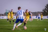 Piłkarze z Lubaczowa (biało-niebieskie stroje) stoją przed szansą piątego zwycięstwa z rzędu (fot. Pogoń-Sokół Lubaczów/facebook)