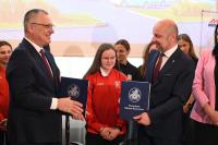 Władze miasta podpisały umowę z firmą Mirbud na budowę Podkarpackiego Centrum Lekkiej Atletyki