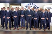 Jacek Adamski, wiceprezes Podkarpackiego ZPN, wraz z innymi działaczami stoją murew za prezesem Mieczysławem Golbą (fot. youtube / Podkarpacki Związek Piłki Nożnej)