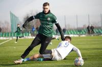Izolator Boguchwała (zielone koszulki) pokonał Karpaty Krosno w sparingu (fot. facebook.com/zksizolatorboguchwala)