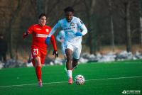 Stal Rzeszów (biało-niebieskie stroje) pokonała Górnika Łęczna w sparingu. Na zdjęciu z piłką Cesar Pena. Zdjęcie pochodzi z wcześniejszego sparingu ze Starą Lubovną (fot. Robert Skalski / stalrzeszow.pl)