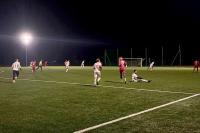 Polonia Przemyśl (czerwone koszulki) uległa Cosmosowi Nowotaniec aż 0-8 (fot. facebook / Miejski Klub Sportowy Polonia Przemyśl)