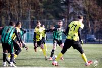 Stal Stalowa Wola (zielono-czarne stroje) rozgrywa dziś ostatnie sparingi przed ligą. W starciu z Wieczystą padło aż 6 goli (fot. stal1938.pl)