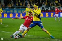 Wisła Kraków (czerwono-białe stroje) uratowała remis w 95. minucie (fot. Arka Gdynia)