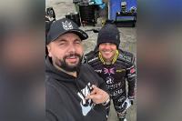 Na zdjęciu menedżer Stali Rzeszów Paweł Piskorz i Tai Woffinden (fot. facebook.com/h69speedwayrzeszow)