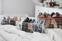 Porównanie materiałów na kosze do garderoby: plastik, metal lub tekstylia