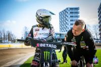 Na zdjęciu Tai Woffinden podczas swojego pierwszego treningu w tym sezonie w barwach ZKS Stali Rzesżów (fot. Jakub Malec)