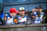 Taif Woffinden (na zdjęciu w środku) podczas sobotniego sparingu z Wilkami Krosno. Do tragicznego wypadku doszło podczas niedzielnego rewanżu (fot. Jakub Malec)