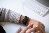Sportowy styl w pracy - jak Apple Watch z paskiem sportowym pasuje do stylu smart casual
