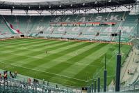 Puszcza Niepołomice z Wrocławia wraca bez punktów i wciąż jest bez wygranej w tym sezonie rozgrywek Betclic 1. Ligi (fot. facebook.com/mkspuszczaniepolomice)