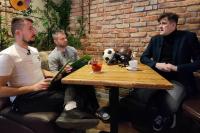 Maciej Decowski-Niemiec (z lewej) oraz Szymon Szydełko (obok) przepytali trenera Roberta Chmurę w Bagienku Extra. Rozmowę możecie obejrzeć na naszym kanale YouTube.