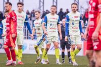 Sandecja Nowy Sącz (biało-niebieskie stroje) w zimowym okresie przygotowawczym ma w planie 8 meczów sparingowych (fot. facebook.com/SandecjaNowySacz)