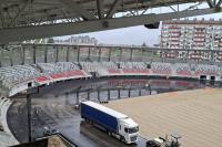 Nowy stadion Resovii nabiera kolorów. Ruszył montaż krzesełek na PCLA (fot. Klub CWKS Resovia)