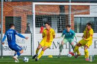Korona II Kielce (żółte stroje) mimo gry w osłabieniu pokonała Czarnych Połaniec (fot. Pogoń-Sokół Lubaczów)