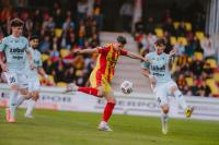 Korona Kielce (żółto-czerwone stroje) w letnim okresie przygotowawczym rozegra cztery sparingi (fot. facebook.com/korona.kielce.oficjalna)