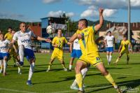 Ekoball Stal Sanok (żółte stroje) poznała już rywali w 4 lidze podkarpackiej. W terminarzu na sezon 2026/2027 zabraknie derbowego starcia z Karpatami Krosno (fot. Robert Urban / roberturban.pl)